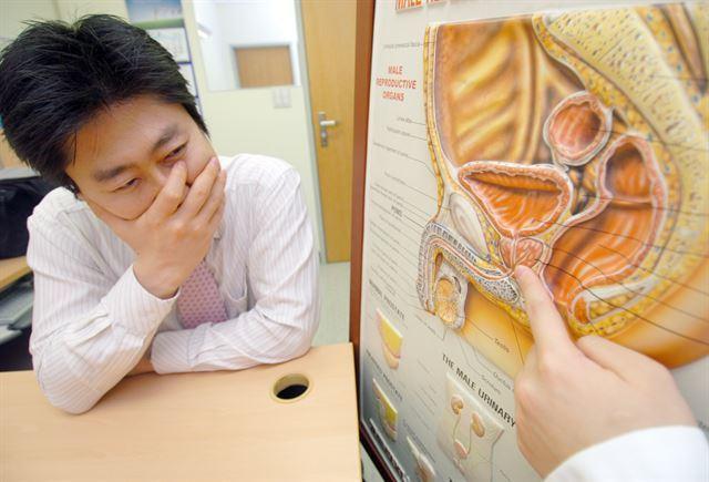 50대 이상에서 주로 발병하는 전립선암이 40대 이하에서도 적지 않게 발병하고 있다. 한국일보 자료사진