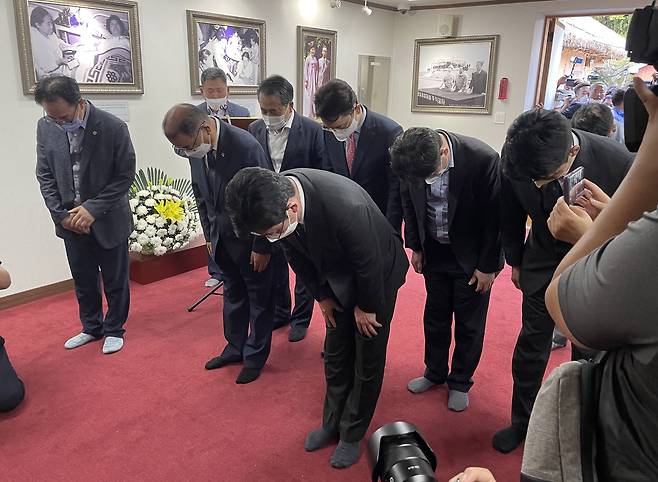 유승민 전 의원이 19일 오후 경북 구미시 상모동에 있는 박정희 전 대통령의 생가를 찾아 추모하고 있다. 연합뉴스