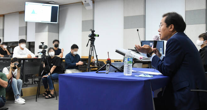 국민의힘 대선 주자인 홍준표 의원이 지난 15일 서울대학교에서 열린 대선후보 초청 토크콘서트에서 학생들 질문에 답하고 있다. 국회사진기자단