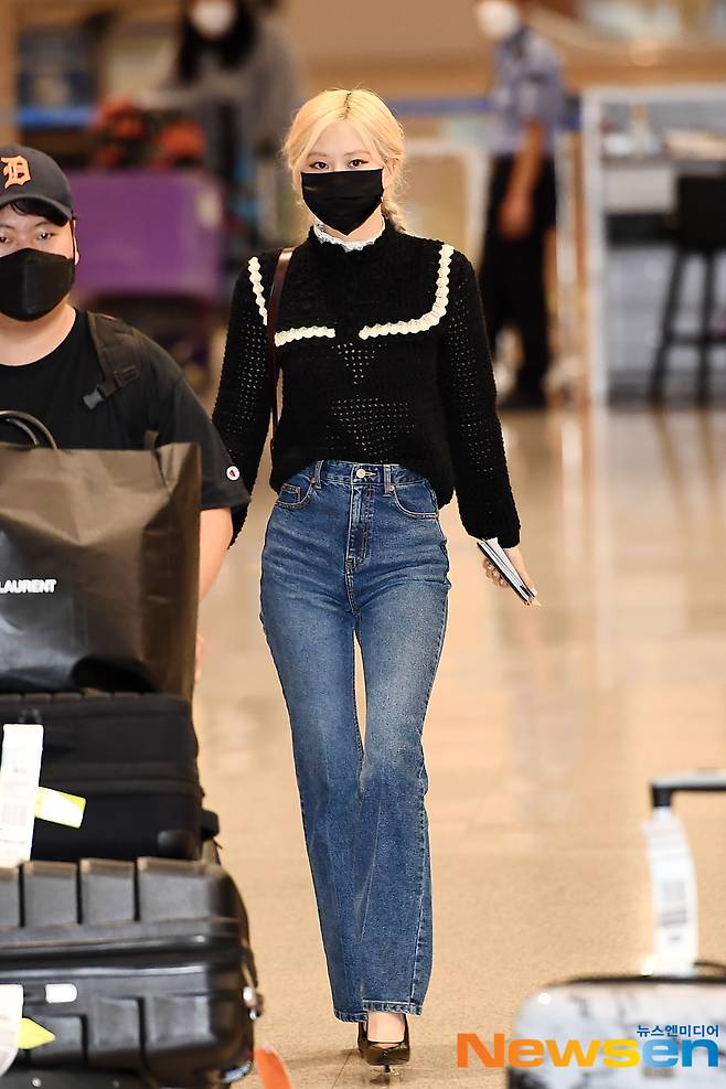BLACKPINK member Rosé (Rosé) held at the United States of America New York City Metropolitan Museum of Art through the 2nd Passenger Terminal at the Incheon International Airport in Unseo-dong, Jung-gu, Incheon on the afternoon of September 19 at the United States of America New York City Fashion Event 2021 Met Gala (2021) 21 Met Gala) I am entering after finishing the schedule.