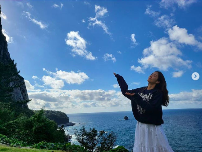 Actor Jeon Hye-bin has had a relaxed holiday in Ulleungdo since finishing his Drama.Jeon Hye-bin left a picture on his SNS on the 19th with an article entitled Ulleungdonal # Super Mario Cloud.Jeon Hye-bin is smiling happily against the backdrop of the beautiful Ulleungdo nature, a comfortable outfit but with a relaxed and stylish look that she has taken her attention off.Jeon Hye-bin plays the role of Lee Kwang-sik, a just-righteous man, in the KBS2 weekend drama OK Photo Sisters, which ended on the 18th.