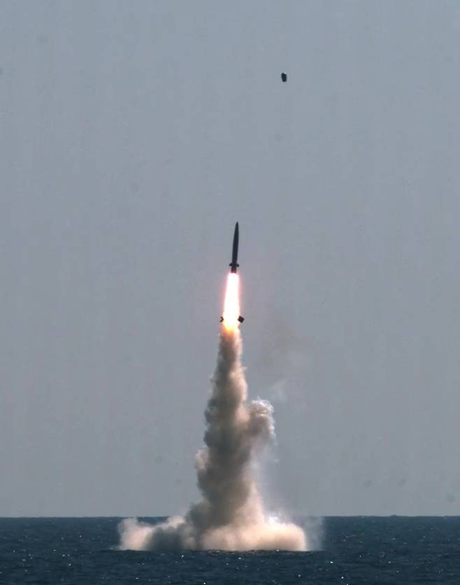 우리나라가 자체 개발한 잠수함발사탄도미사일(SLBM)의 잠수함 발사시험이 15일 성공했다. 이날 실시된 SLBM의 잠수함 발사시험 성공은 세계 7번째다. 국방부 제공