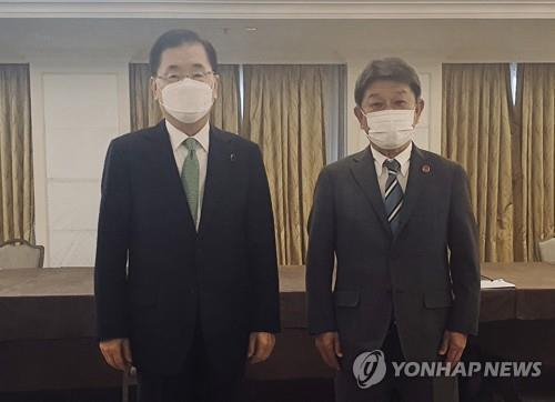 정의용 외교부 장관(사진 왼쪽)과 모테기 도시미쓰 일본 외무상. /연합뉴스