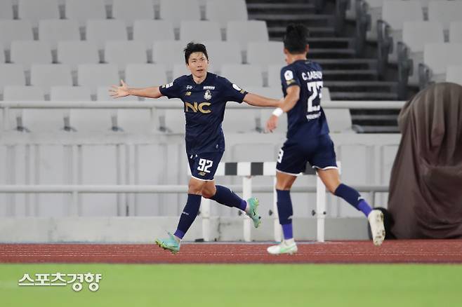 서울 이랜드 김인성(왼쪽)이 19일 잠실종합운동장에서 열린 K리그2 대전하나시티즌과의 홈 경기에서 득점한 뒤 세리머니를 하고 있다. 프로축구연맹 제공
