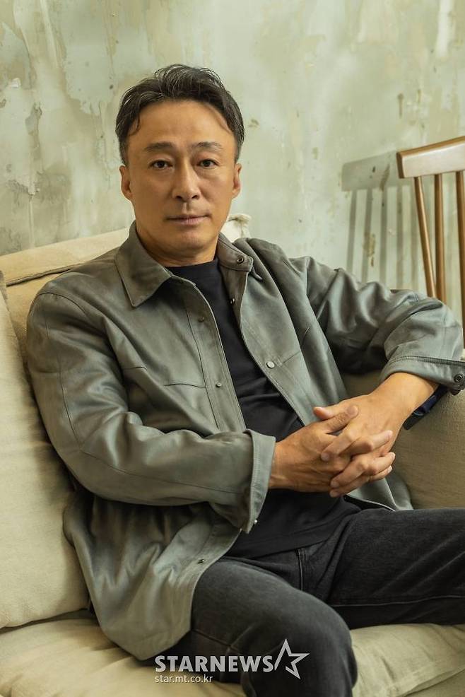 영화 '기적'(감독 이장훈)의 배우 이성민이 13일 온라인으로 진행된 라운드 인터뷰를 위해 포즈를 취하고 있다. '기적'은 오갈 수 있는 길은 기찻길밖에 없지만 정작 기차역은 없는 마을에 간이역 하나 생기는 게 유일한 인생 목표인 '준경'(박정민)과 동네 사람들의 이야기를 그린 영화다. /사진제공=롯데엔터테인먼트 2021.09.13 /사진=이동훈 기자 photoguy@