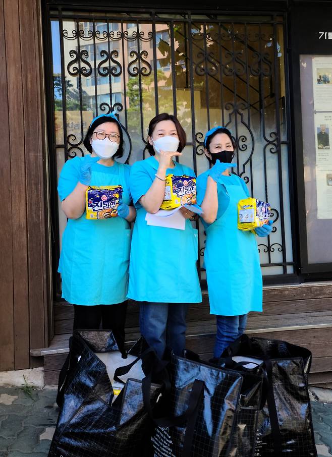 임영웅 팬들 추석 맞이 쪽방촌 봉사..비상식량·송편 전달 '따뜻한 마음나눔'