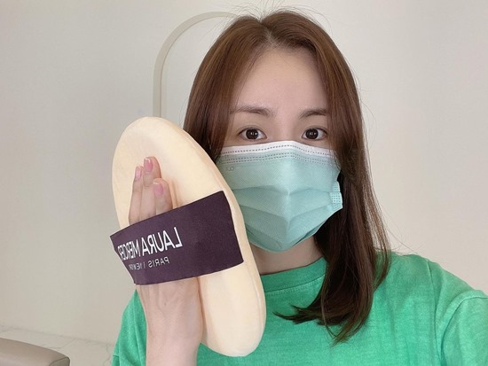 On the 19th, Kan Mi-youn posted a picture on his instagram with an article entitled Moderna was hit, did you have a back pain?The photo released on the day included Kan Mi-youn in a green T-shirt, which attracts attention as she wears a mask tailored to the color of a T-shirt.Kan Mi-youn, who inoculated Moderna Vacine, complained of back paind and wondered, Is it a side effect, not a chronic illness?Kan Mi-youn, a former group Baby Vox, married musical actor Huang Paul in 2019.Recently, he appeared on KBS 2TV entertainment program Shin Sang-sungs best friend.Photo: Kan Mi-youn Instagram