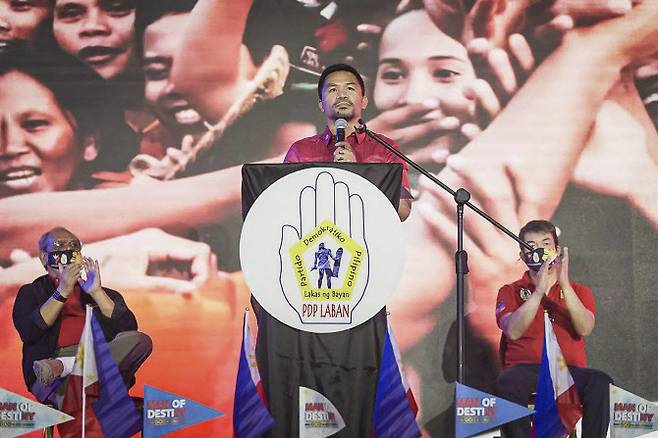 매니 파퀴아오(가운데) 상원의원이 9월 19일 마닐라 PDP라반 국회에서 연설하고 있다. 이 사진은 코코 피멘텔 필리핀 상원의원이 찍은 것을 AFP가 배포한 것이다.