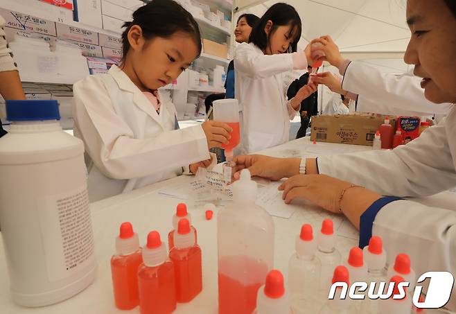 약사 체험을 하는 어린이들. (뉴스1DB) © News1 허경 기자