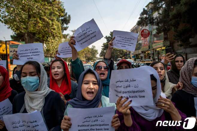 19일 아프간 여성들이 여성부 건물 앞에서 여성 인권 옹호 시위를 벌이고 있다. © AFP=뉴스1