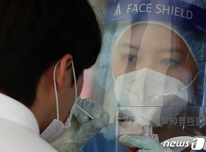 코로나19 검체 검사 /뉴스1 © News1 박정호 기자
