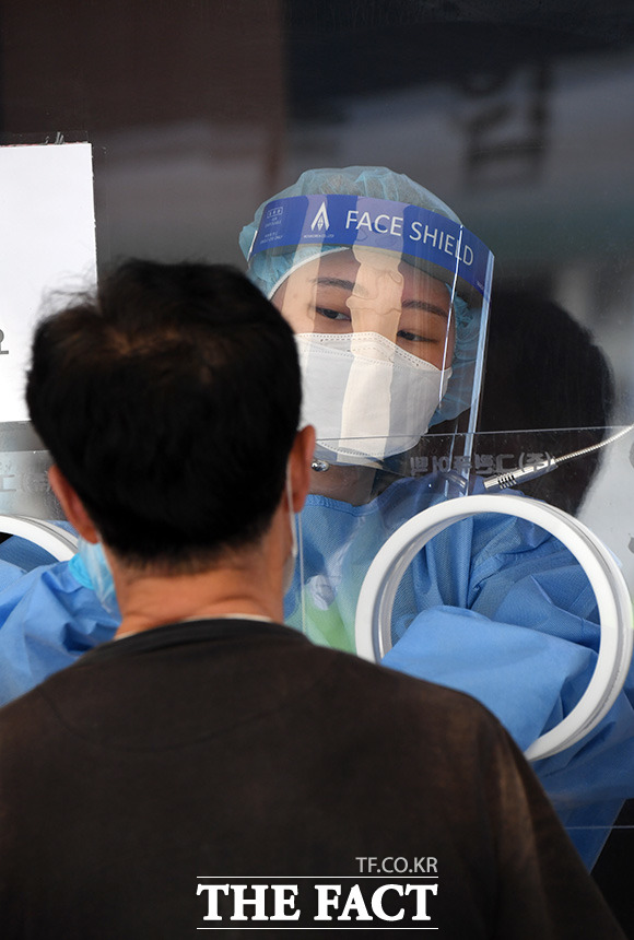추석 명절을 하루 앞둔 20일 오전 서울 중구 임시선별진료소에는 코로나19 검사를 받으려는 시민들의 발길이 이어지고 있다. /임영무 기자
