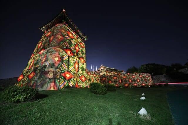 지난 9일 현장의 화서문 프로젝션맵핑 리허설에서 미디어파사드 작품 테스트 모습 (사진=수원문화재단)