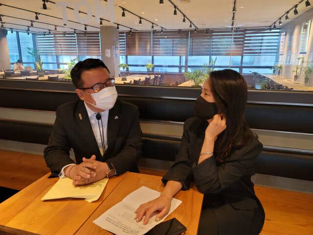 이창근 단장(왼쪽)과 안지형 디렉터는 수원화성 미디어아트쇼의 제작과 운영 전반을 총괄한다.