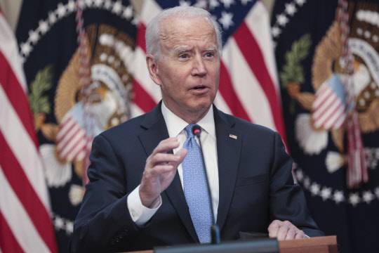 (워싱턴 EPA=연합뉴스) 조 바이든 미국 대통령이 15일(현지시간) 백악관에서 재계 지도자들과 신종코로나바이러스감염증(코로나19) 대응을 주제로 한 회의를 주재하고 있다.