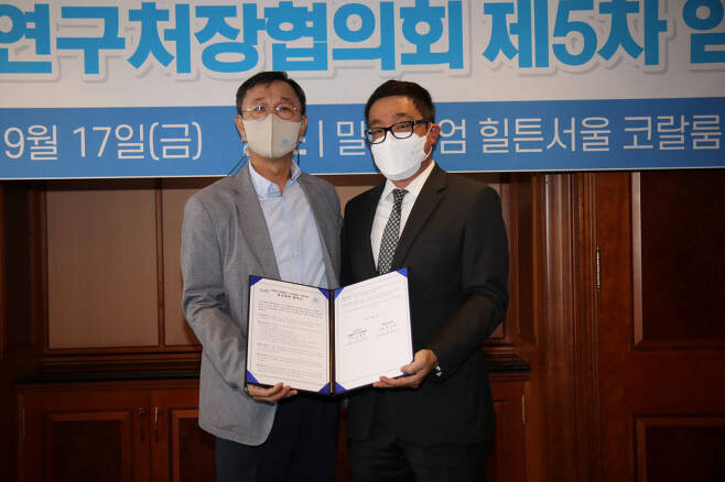 홍장원 대한변리사회 회장(오른쪽)과 김철현 전국대학교산학협력단장·연구처장협의회 회장이 협약식 후 기념사진을 찍고 있다.