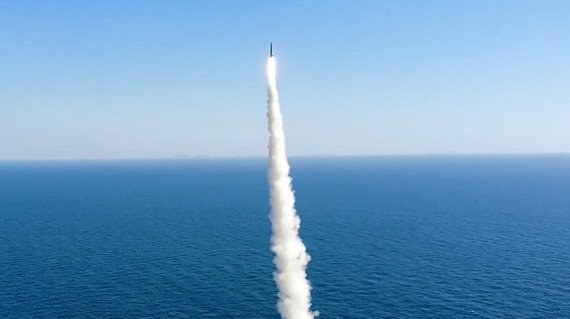 우리나라가 자체 개발한 잠수함발사탄도미사일(SLBM)의 잠수함 발사시험이 15일 국내 최초로 성공했다. 사진은 15일 도산안창호함에 탑재돼 수중에서 발사되는 SLBM 발사 모습. (국방부 제공) 2021.9.15/뉴스1 © News1 이성철 기자 /사진=뉴스1