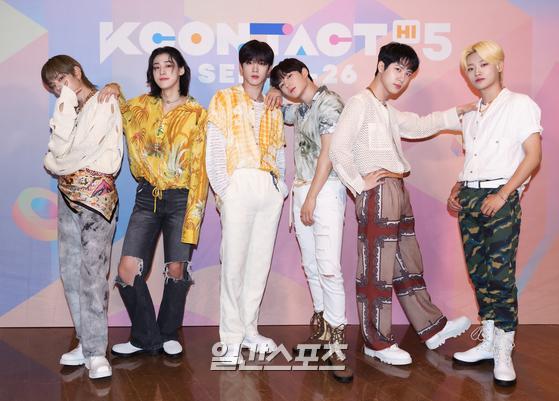 Members of WEi (Epic implementation, Kim Dong Han, Yoo Yong Ha, Kim Yo-han, Kang Seok Hwa, and Kim Jun Seo) attended the fifth season of KCON:TACT (KCON:TACT HI 5) held on the 18th and have photo time.KCON:TACT HI 5 will be released exclusively through Teabing in Korea, and overseas fans can meet through KCON official and Mnet K-POP YouTube channel.