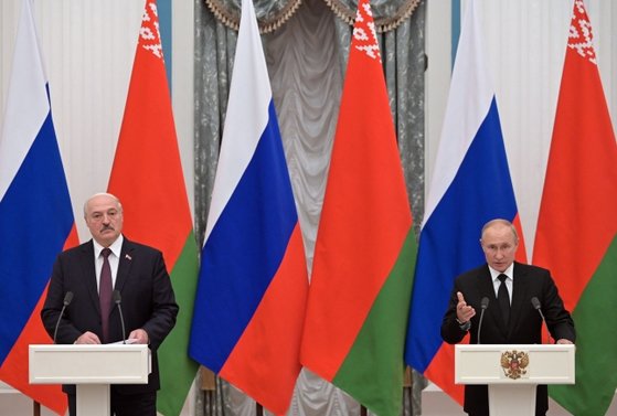 블라디미르 푸틴(오른쪽) 러시아 대통령과 알렉산드르 루카셴코 벨라루스 대통령이 9일(현지 시간) 모스크바에서 경제 분야를 중심으로 양국이 연합국가를 건설하기 위한 28개 로드맵을 확정했다. [EPA=연합뉴스]