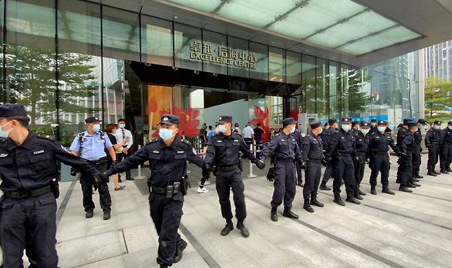 파산 위기 중국 헝다그룹 본사 사옥 지키는 경비원들.[사진 = 로이터 연합뉴스]