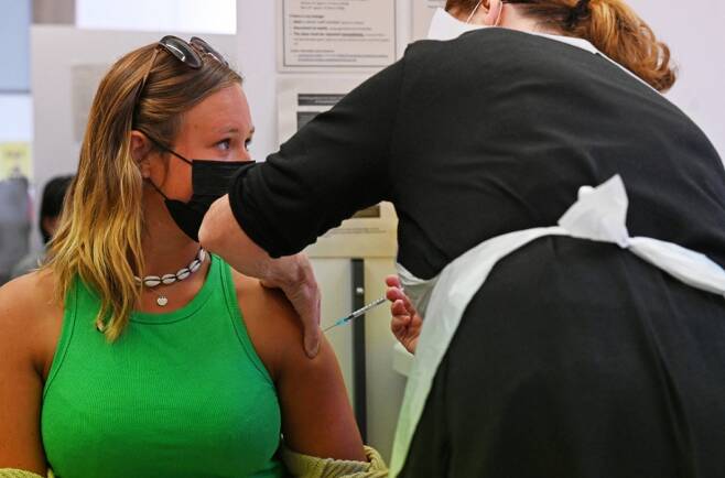 코로나19 백신을 접종한 여성들 중 일부가 생리 관련 부작용을 호소하는 사례가 늘고 있다. 사진은 기사 내용과 관련 없음. /사진=AFP