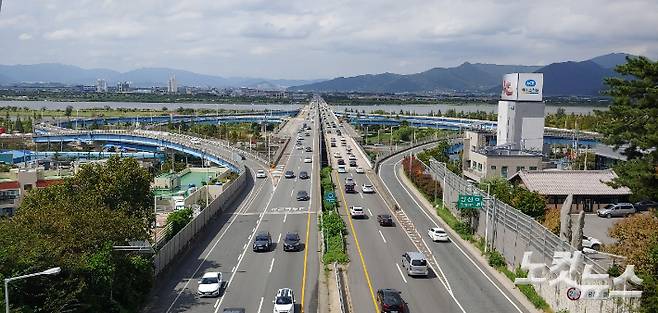 추석을 하루 앞둔 20일 낮 남해고속도로 제2낙동대교가 원활한 소통 흐름을 보이고 있다. 박상희 기자