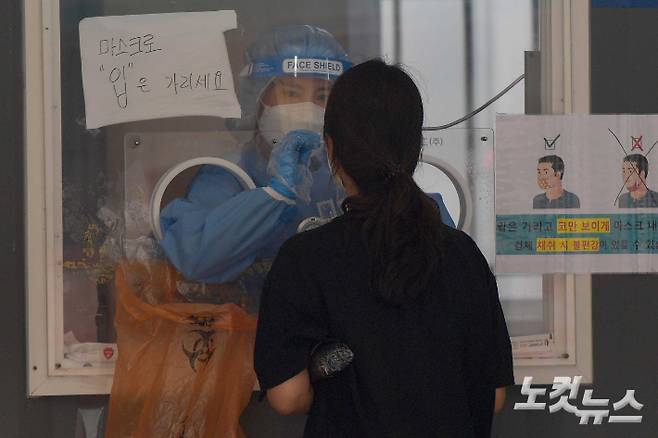 코로나19 임시 선별검사소에서 의료진이 검체를 채취하고 있다. 박종민 기자