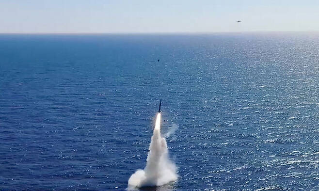 한국이 독자 개발한 잠수함발사탄도미사일(SLBM)이 도산 안창호함(3000t급)에서 수중을 빠져나와 하늘로 발사되고 있다. 국방부 제공, 연합뉴스