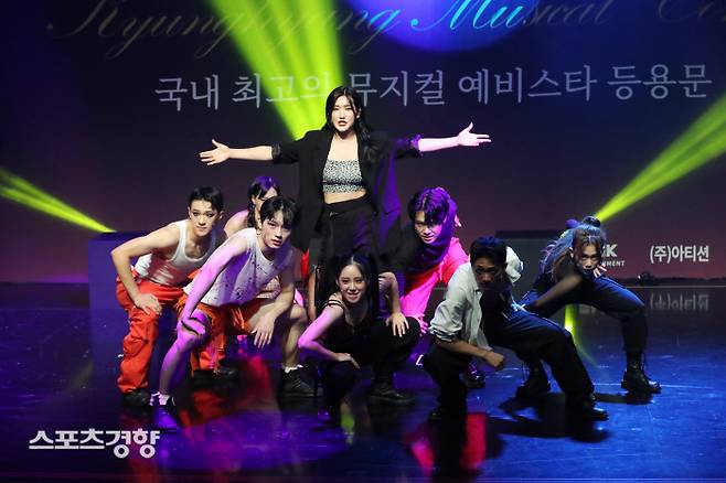 2021 경향뮤지컬 콩쿠르 본선이 열린 12일 서울 중구 경향아트힐에서 대학·일반부 단체 부문 이시은 외 8명이 ‘Cell Block tango’을 열창하고 있다. 2021.09.12 정지윤 선임기자