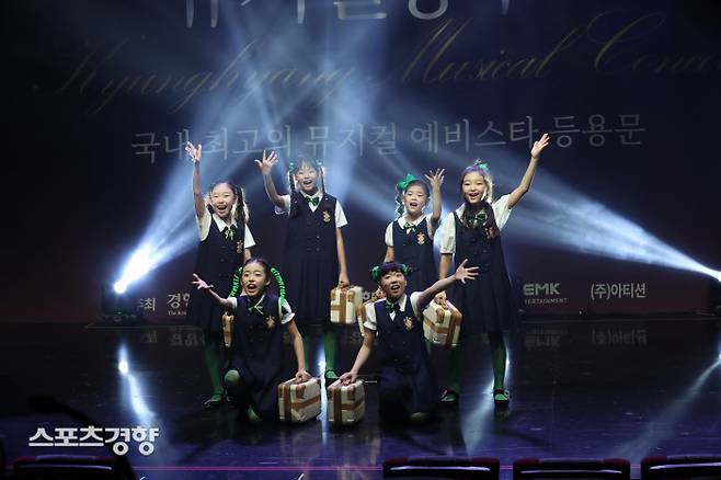 2021 경향뮤지컬 콩쿠르 본선이 열린 12일 서울 중구 경향아트힐에서 초중고 단체 부분 장예린 외 5명이 ‘마법사와 나’를 열창하고 있다. 2021.09.12 정지윤 선임기자