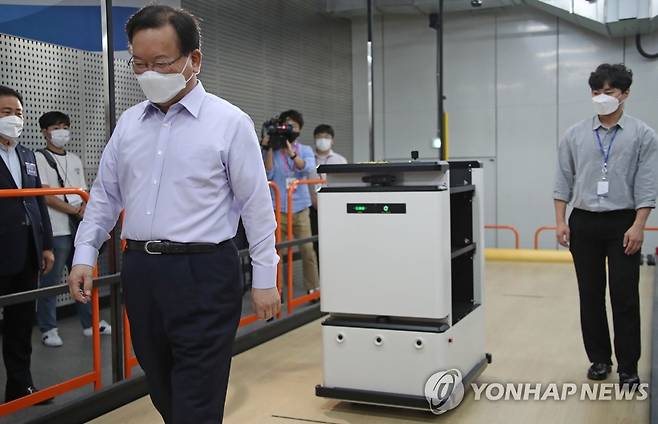 로봇 주행 성능시험 참여하는 김부겸 총리 (대구=연합뉴스) 김승두 기자 = 김부겸 국무총리가 9일 대구시 북구 한국로봇산업진흥원을 방문해 로봇 주행 성능시험에 참여하고 있다. 2021.9.9 kimsdoo@yna.co.kr