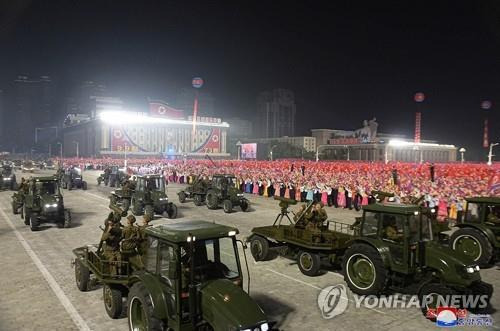 북한, 정권수립 73주년 민간·안전무력 열병식…트랙터 부대  (서울=연합뉴스) 북한이 정권수립 기념일('9·9절') 73주년을 맞아 자정에 남쪽의 예비군 격인 노농적위군과 경찰 격인 사회안전무력의 열병식을 진행했다고 조선중앙통신이 9일 보도했다. 열병식에서는 농기계인 트랙터도 122㎜ 방사포와 불새 대전차미사일 등을 싣고 행진했다. [조선중앙통신 홈페이지 캡처] 2021.9.9     [국내에서만 사용가능. 재배포 금지. For Use Only in the Republic of Korea. No Redistribution]