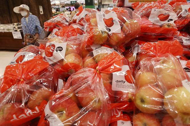 서울 시내 한 대형마트에 진열된 사과. (사진=연합뉴스)