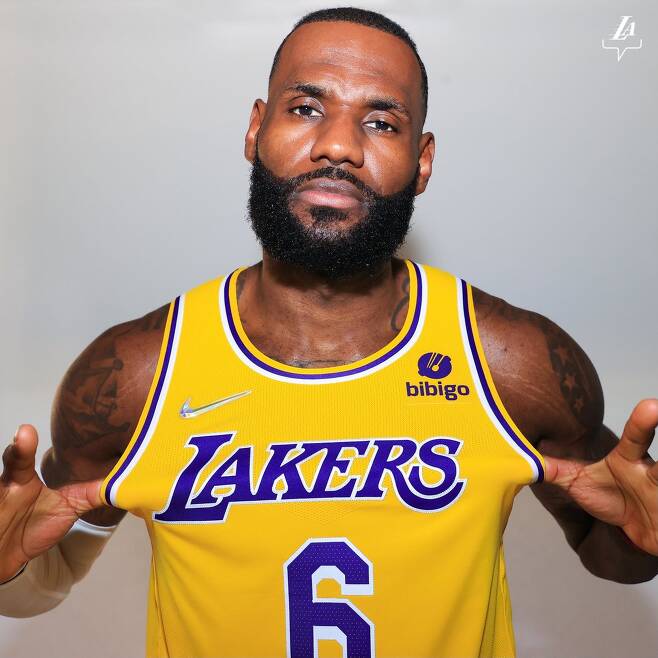 NBA LA 레이커스가 비비고 로고를 유니폼에 새긴다.(LA 레이커스 트위터 캡처)© 뉴스1