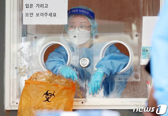 추석 연휴 셋째 날인 20일 오전 서울 중구 서울역 선별진료소에서 의료진이 잠시 휴식을 취하고 있다./뉴스1 © News1 김진환 기자