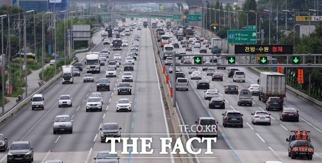 추석 당일인 21일 오후 부산에서 서울까지 6시간 30분가량이 걸릴 것으로 예상된다. /임영무 기자