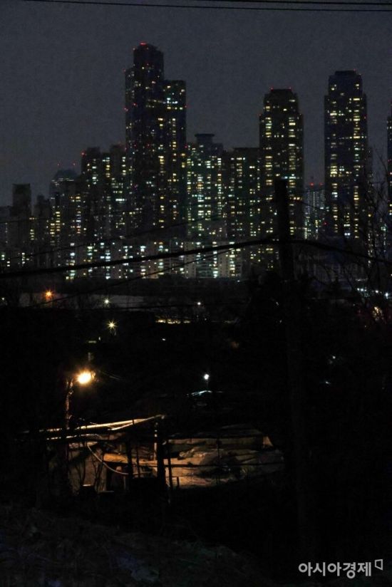 서울 강남권 구룡마을과 휘황찬란한 고층 아파트가 대비를 이루고 있다. /문호남 기자 munonam@