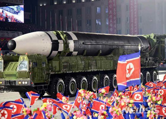 2020년10월 열병식에 첫 등장한 바퀴가 22개나 달린 북한의 신형 '괴물 ICBM'(가칭 화성-16형).  너무 크고 둔중해 열악한 북한의 도로에선 운용상 제한이 많을 것으로 분석되고 있다. /조선중앙TV