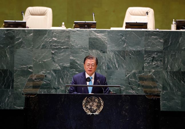 문재인 대통령이 20일(현지시간) 뉴욕 유엔본부에서 열린 제76차 유엔 총회 SDG Moment(지속가능발전목표 고위급회의) 개회 세션에서 발언하고 있다. ⓒAP/뉴시스