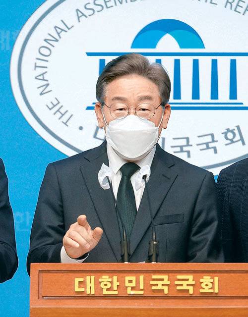 이재명 경기도지사가 14일 국회에서 경기 성남시 대장동 개발 사업에 해명하는 기자회견을 하고 있다. 사진공동취재단