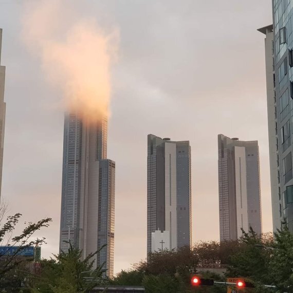 21일 오후 비가 그친 뒤 부산 해운대에 있는 101층 엘시티 빌딩에 해무가 발생, 대형 화재로 오인하는 소동이 또 발생했다. 사진=독자 제보