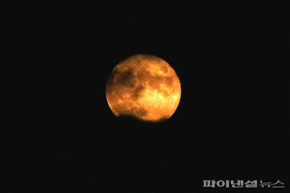 민족의 대명절 추석인 21일 오후 서울 하늘 위로 밝은 한가위 보름달이 구름속에서 떠오르고 있다. 사진=서동일 기자
