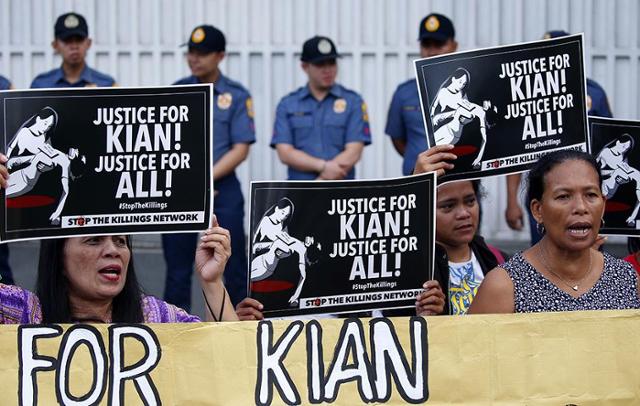 '마약과의 전쟁'을 규탄하는 시민들이 필리핀 마닐라 경찰청 앞에서 시위하는 모습. 마닐라=AP 연합뉴스
