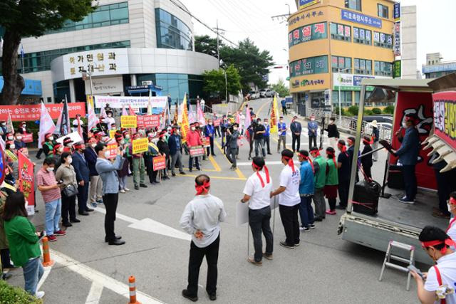 횡성 군송전탑반대대책위원회가 지난달 31일 횡성군청 앞에서 한전이 500KV 동해안∼신가평 송전선로 경과대역을 횡성지역에 추가하려는 것에 반발해 반대 집회를 열고 있다. 횡성군 제공