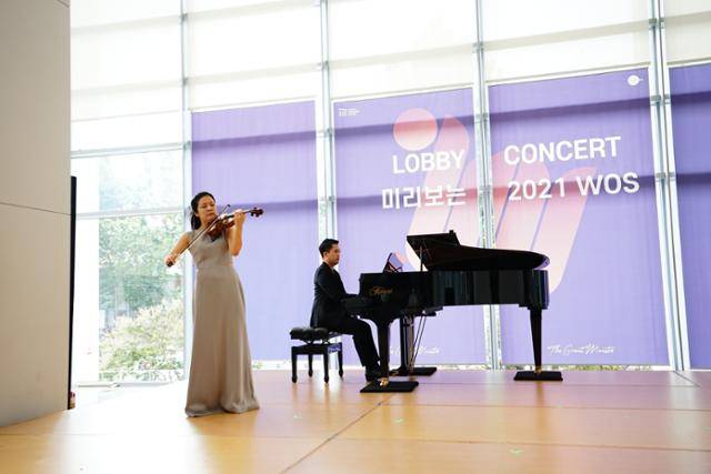 지난 13일 대구콘서트하우스 그랜드홀 로비에서 열린 미리 보는 월드오케스트라시리즈 연주회에서 바이올리니스트 정원영씨가 연주를 하고 있다. 김재현 기자