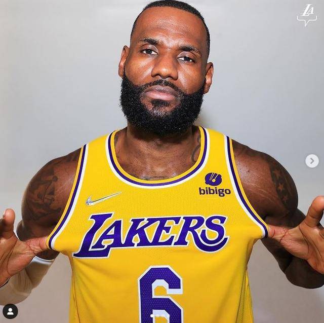 미국프로농구(NBA)의 LA레이커스가 21일 공식 인스타그램 계정에 소속 선수 르브론 제임스가 비비고 로고가 새겨진 유니폼을 입고 있는 사진을 올리며 비비고와의 마케팅 파터십 계약 체결을 밝혔다. LA레이커스 인스타그램 캡처