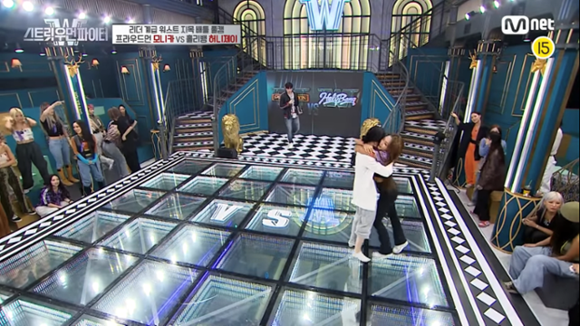 배틀 후 서로를 안아주는 모니카와 허니제이. 스트릿 우먼 파이터 방송 화면 캡처