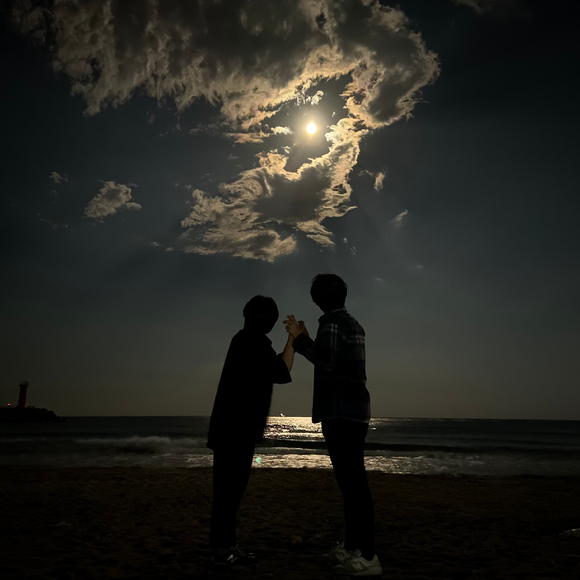 강원도 고성 백도해수욕장에서 연인이 손을 맞잡고 보름달을 보고 있다. [사진=독자제공]