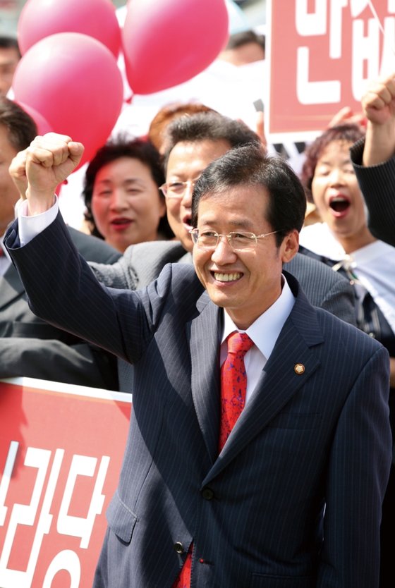 2007년 6월 13일 홍준표 한나라당 의원이 대선 경선 출마를 공식 선언한 뒤 지지자들과 함께 구호를 외치고 있다.