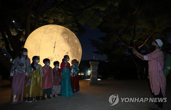 지난 17일 오후 서울 종로구 창경궁 풍기대 주변에 대형 보름달 모형이 설치돼있다. 사진은 본 기사와 무관[사진 출처 = 연합 뉴스]